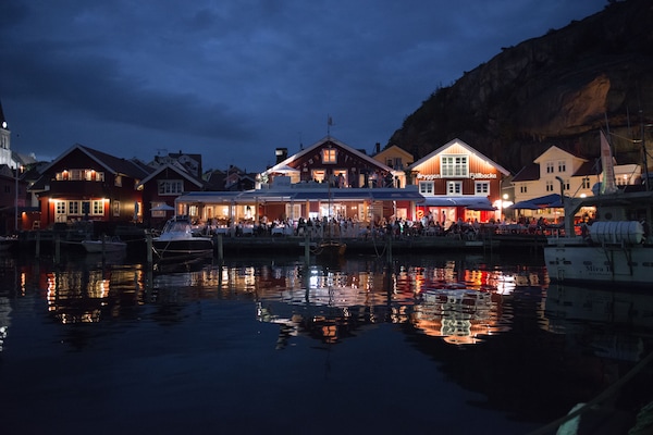 Fachada de la propiedad por la tarde o noche