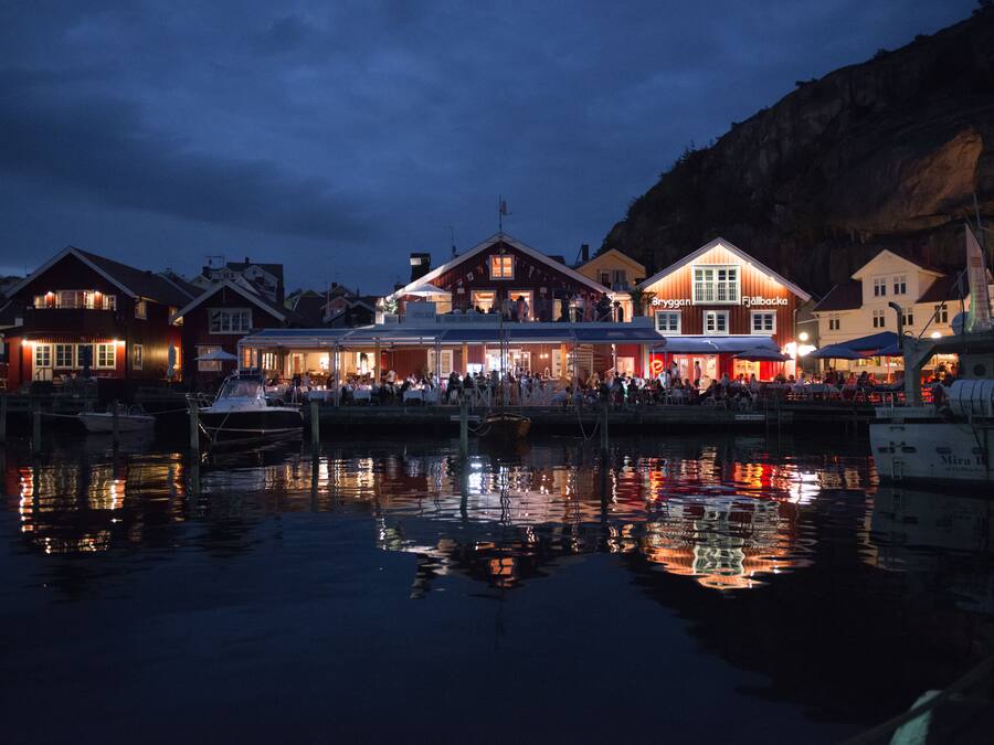 Boendets fasad - kväll/natt