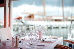 3 restaurants, lunch, dinner served; Regional cuisine