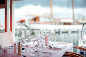 3 restaurantes; se sirve almuerzo y cena; cocina regional