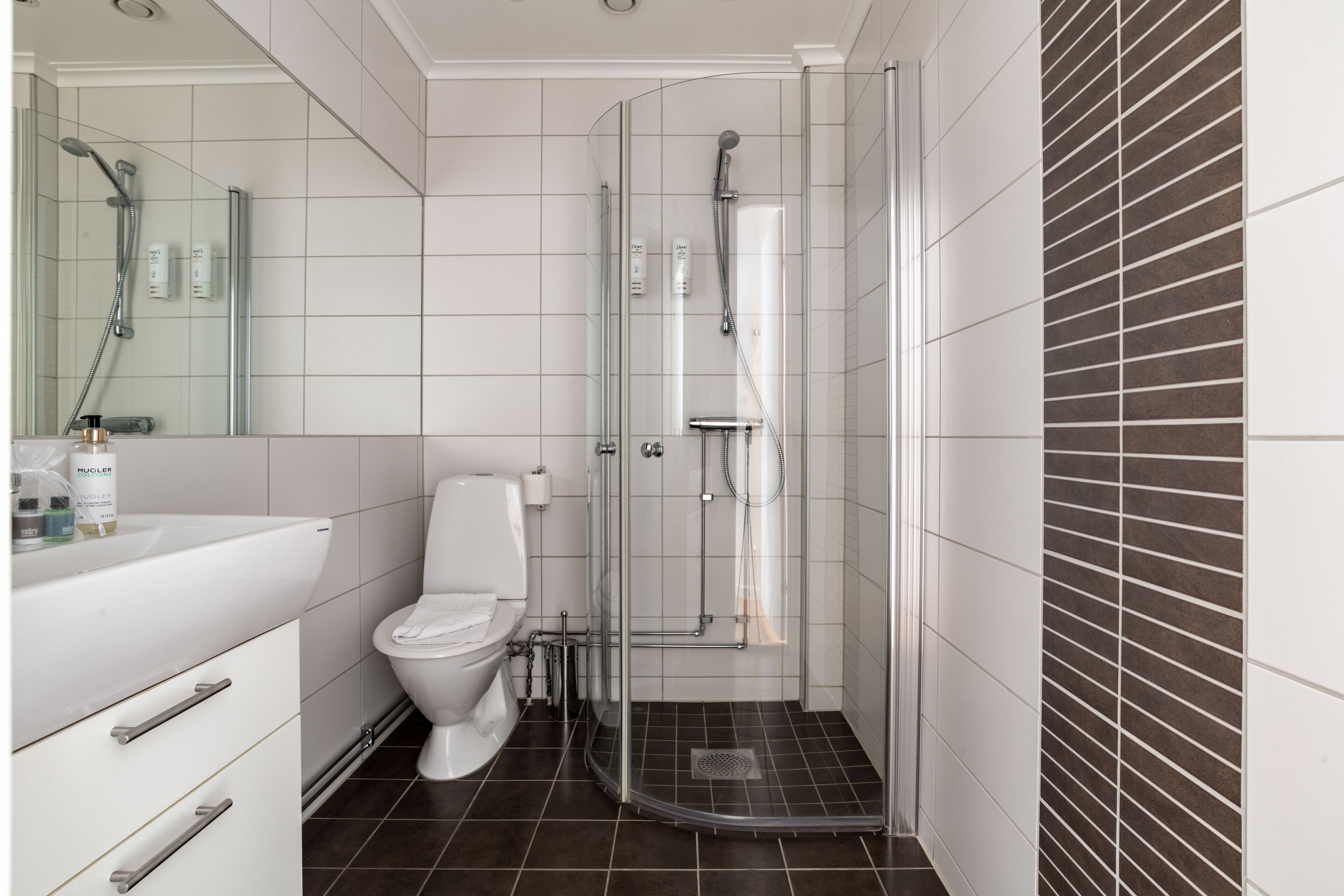 Habitación estándar con 2 camas individuales, 1 habitación | Baño | Suelo radiante y toallas
