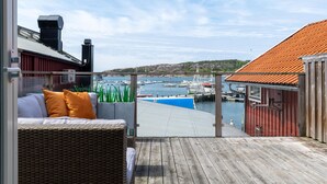 Una terraza de madera con vistas a un puerto deportivo.