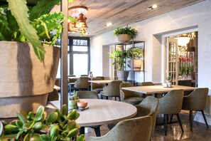 Frühstück, Mittagessen, moderne, europäische Küche, Speisen im Freien 