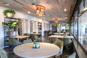 Se sirven desayunos y cocina europea moderna (con mesas al aire libre) 