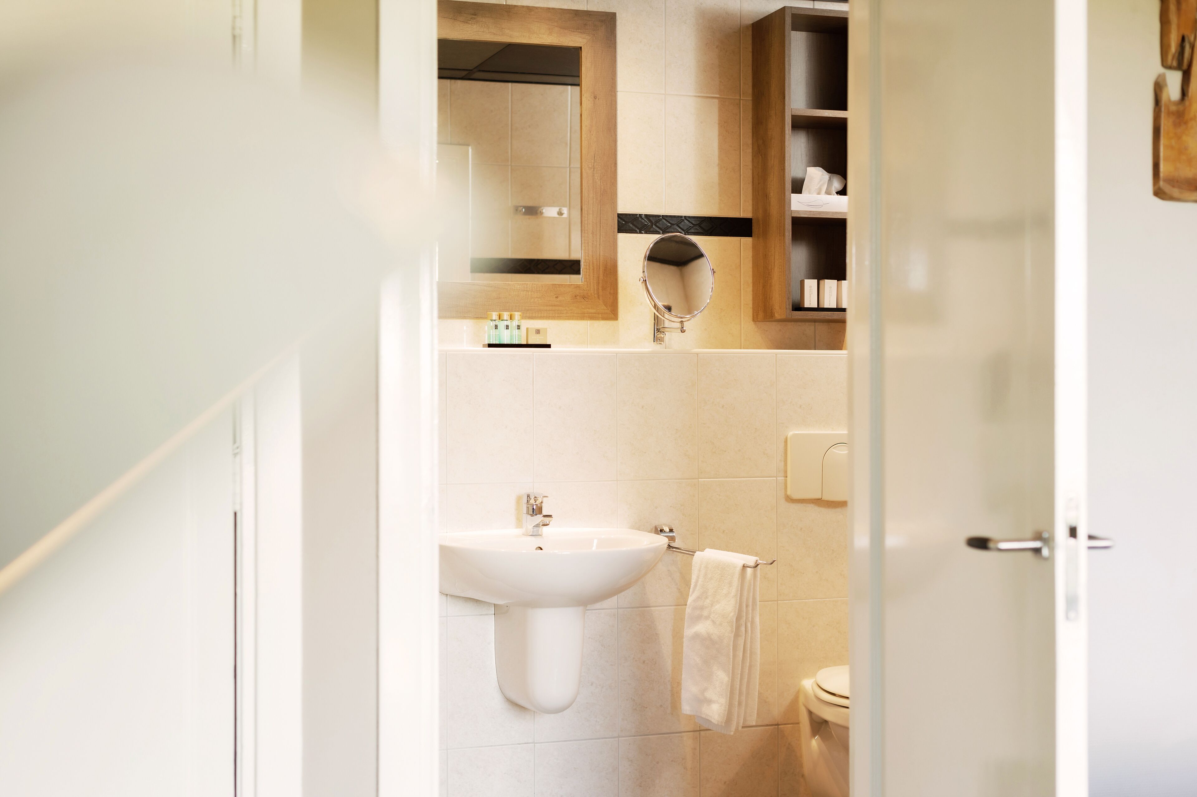 panoramic double room | bathroom | shower, free toiletries, hair dryer, towels