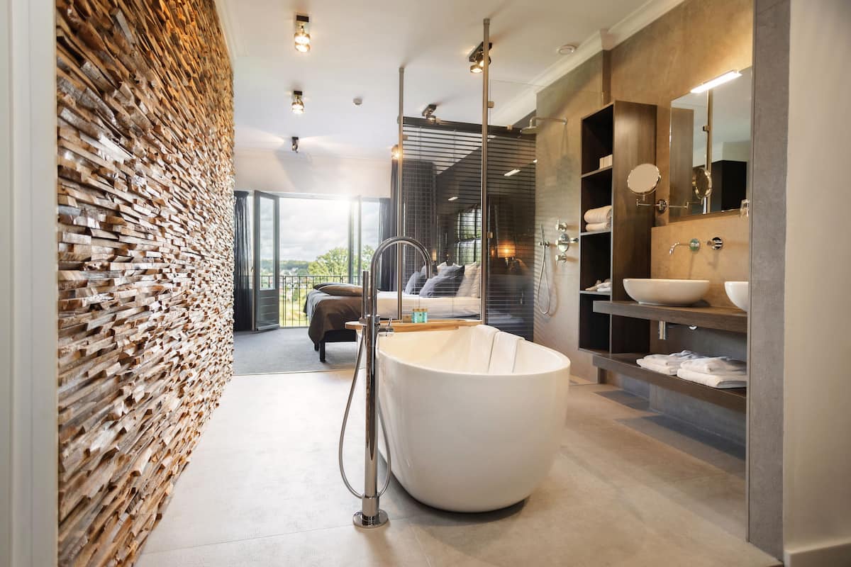 Une salle de bain moderne avec une grande baignoire, un mur en bois et une vue sur l’extérieur.