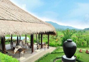 供应早餐、午餐和晚餐，国际美食