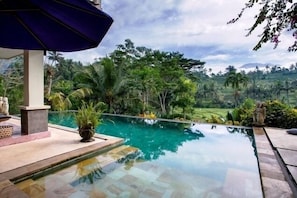 2 outdoor pools