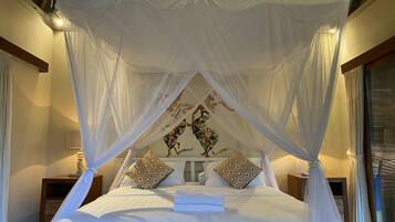 Minibar, in-room safe, desk, bed sheets