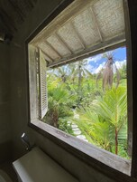 Bañera con ducha, secador de pelo, toallas