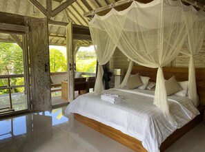 Deluxe Double Room (4) | Minibar, in-room safe, desk, bed sheets