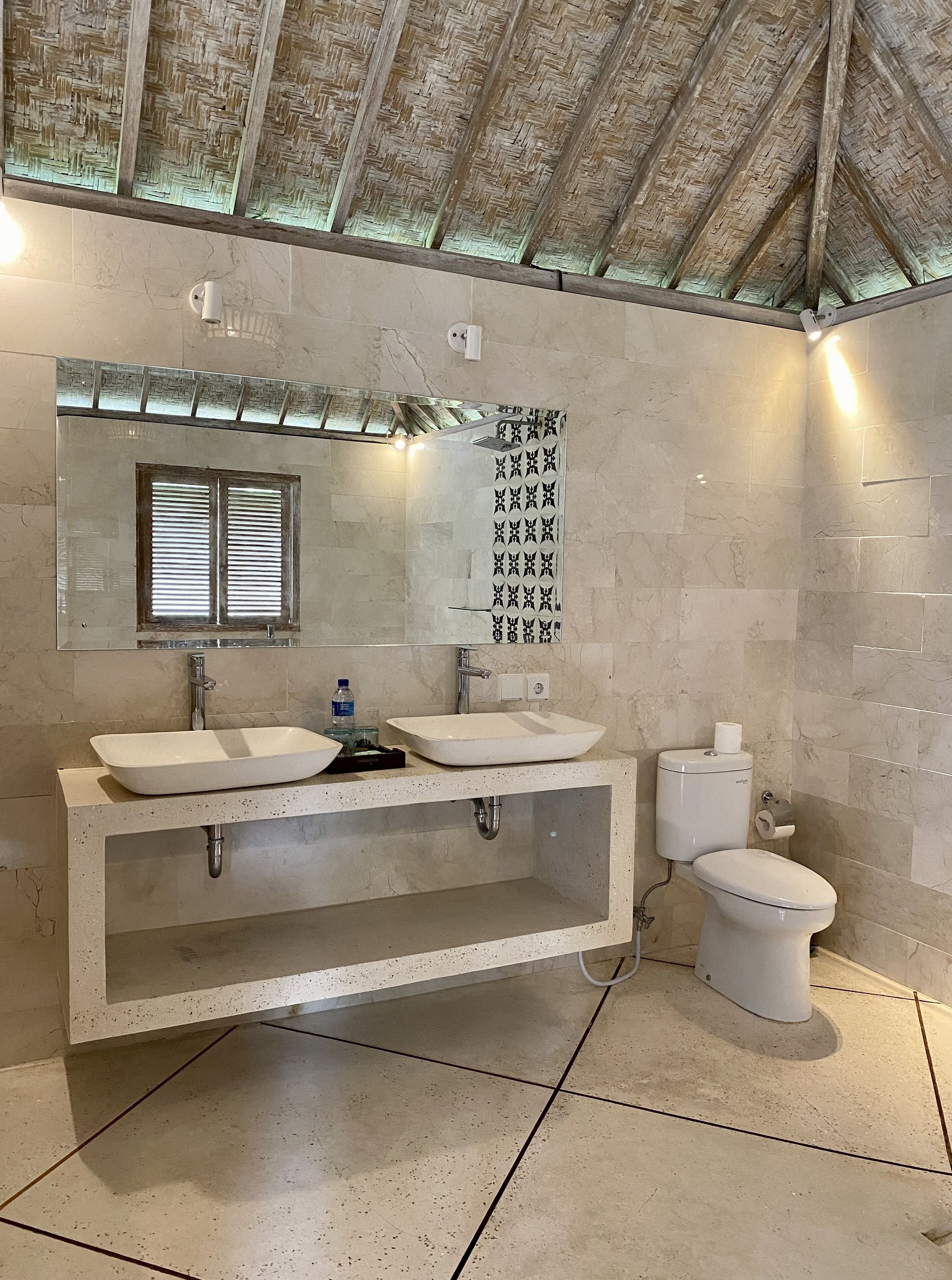 deluxe double room (4) | bathroom | combined shower/bathtub, hair dryer, towels