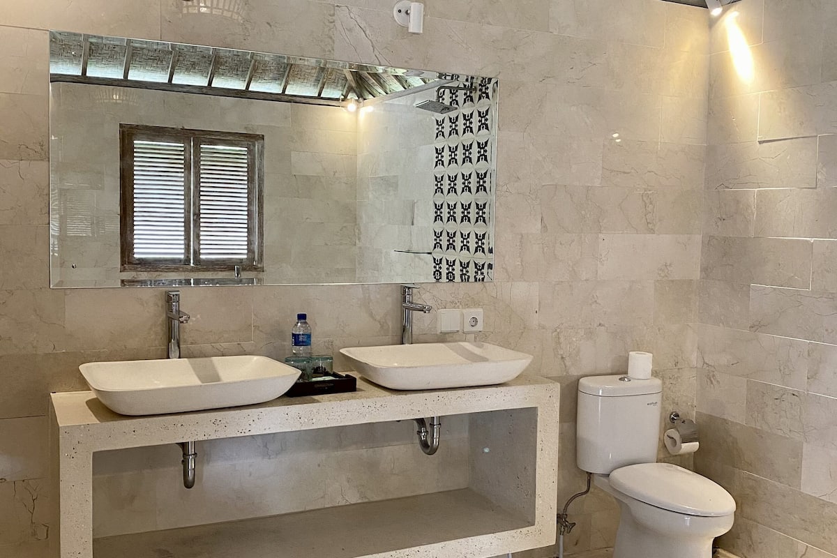 deluxe double room (4) | bathroom | combined shower/bathtub, hair dryer, towels