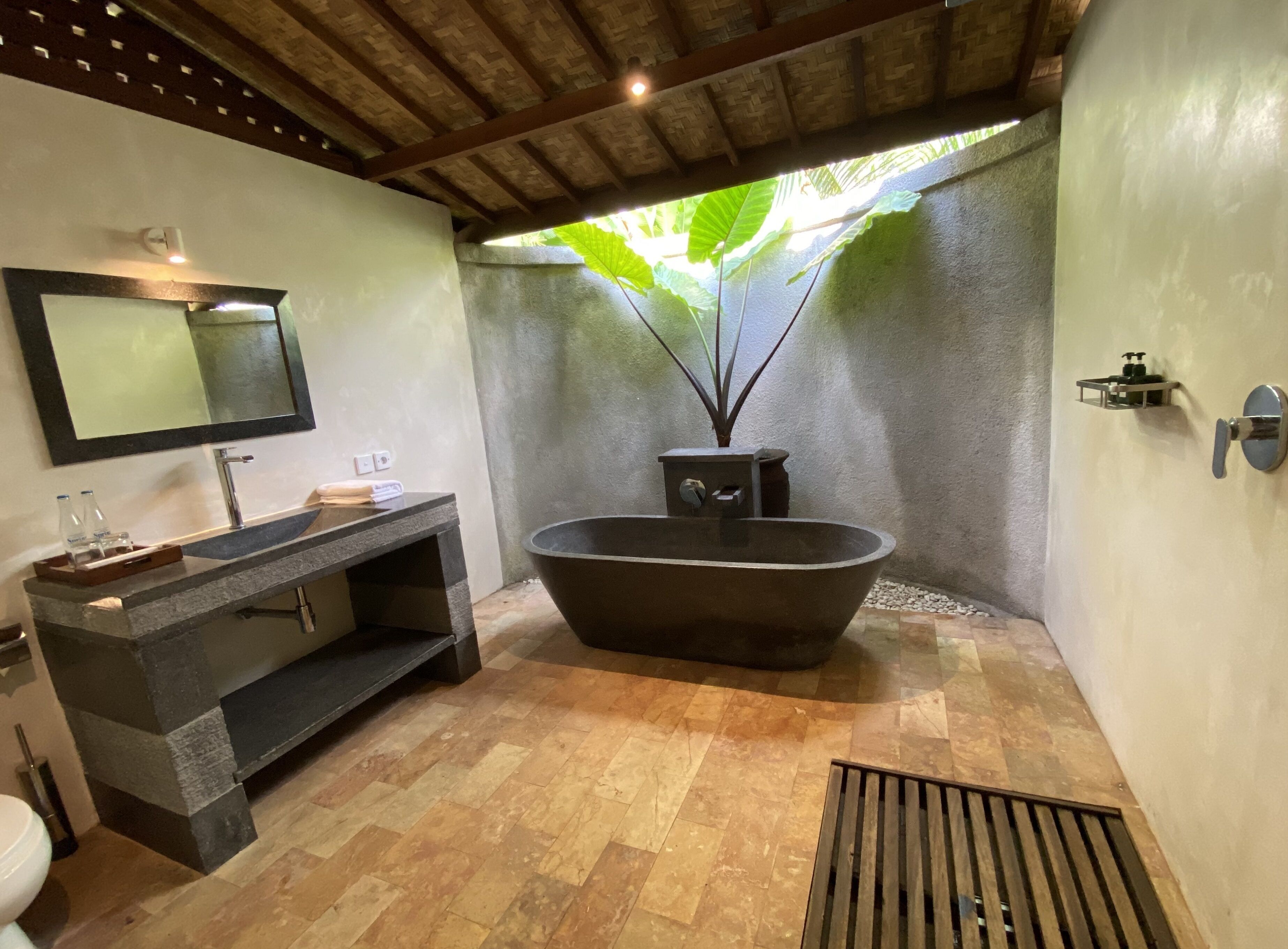 Une salle de bain avec une baignoire sur pieds, un meuble-lavabo moderne, un miroir et un espace douche.