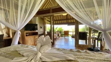 Minibar, caja de seguridad en la habitación, escritorio y ropa de cama