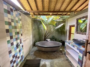 Deluxe-Doppelzimmer (3) | Badezimmer | Duschwanne, Haartrockner, Handtücher