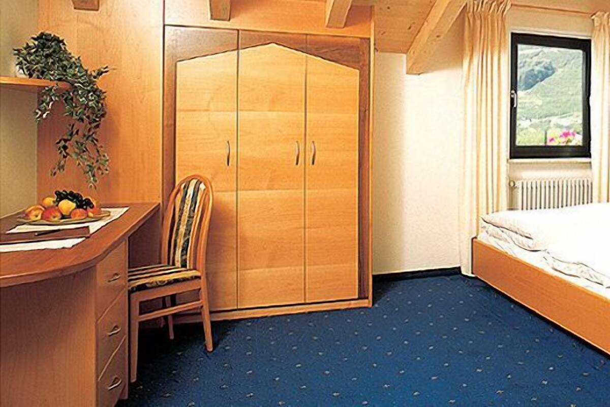 Classic Double Room, Balcony, Mountain View | Peti besi dalam bilik, meja, ruang kerja komputer riba