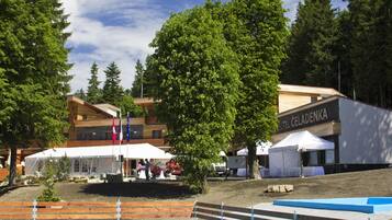 Kauden mukainen ulkouima-allas, aurinkotuoleja