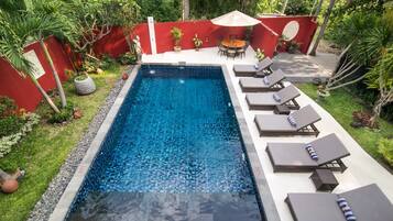 Outdoor pool, pool loungers