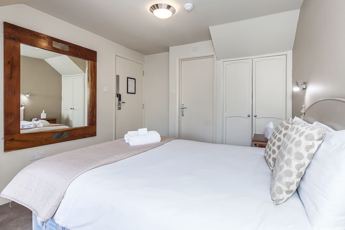 Desk, iron/ironing board, rollaway beds, free WiFi