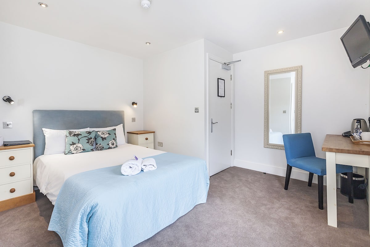 Desk, iron/ironing board, rollaway beds, free WiFi