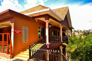 1 غرفة نوم وأغطية فراش متميزة وميني بار وخزنة داخل الغرفة