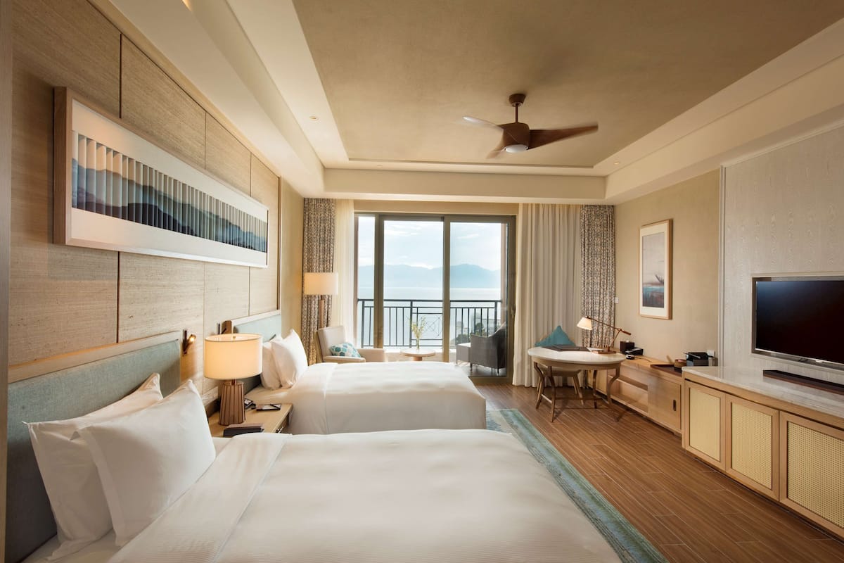 premium bedding, minibar, in-room safe, iron/ironing board