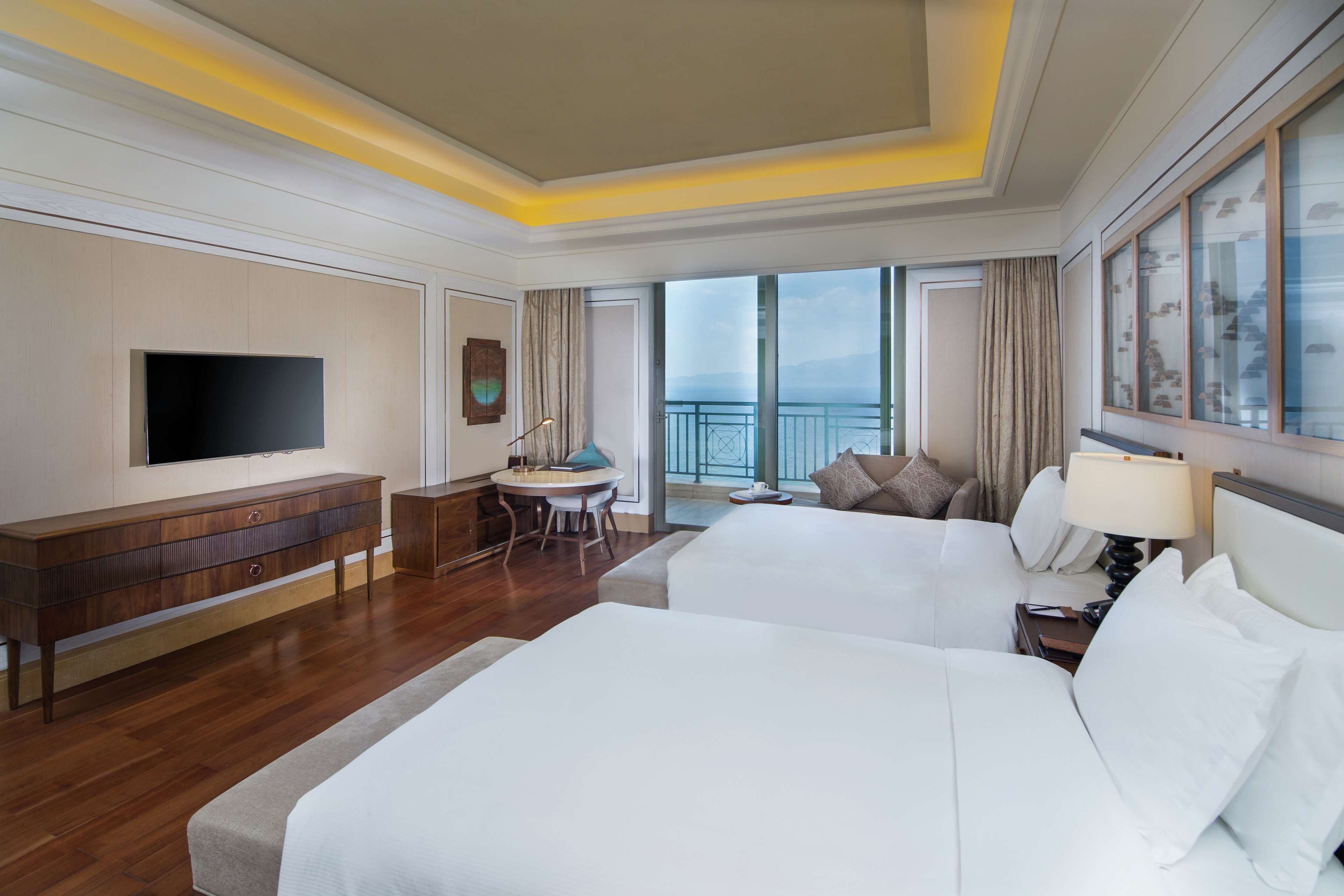 Deluxe Suite, Lake View