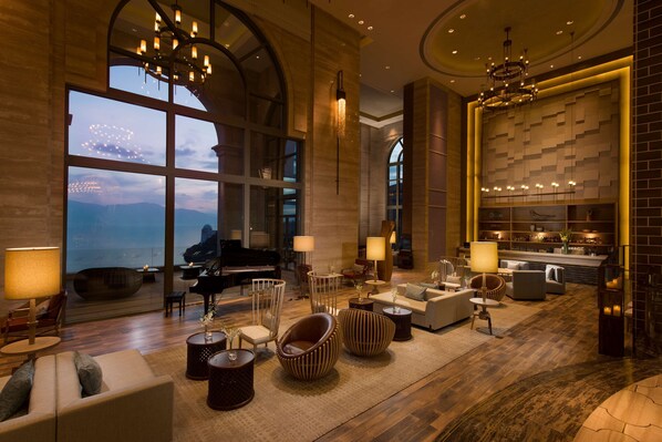 3 restaurants, lunch, dinner served; international cuisine