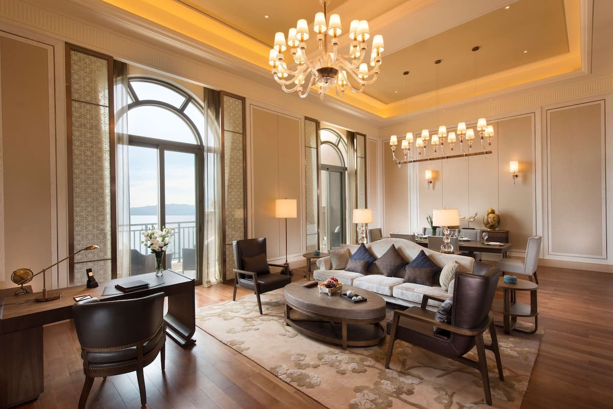 Premier Suite, Club lounge access, Lake View | Living area