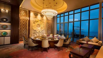 3 restaurants, lunch, dinner served; international cuisine