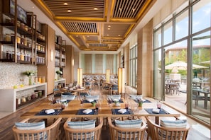 3 restaurants servant le déjeuner et le dîner