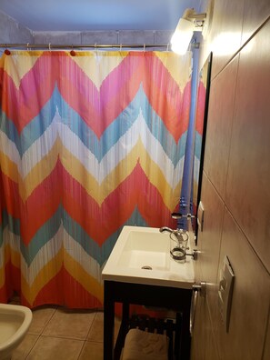 Maisonette | Badezimmer | Duschwanne, kostenlose Toilettenartikel, Haartrockner, Bidet