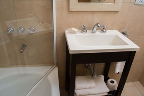 Estudio | Baño | Tina con regadera, amenidades de baño gratuitas, secadora de cabello 