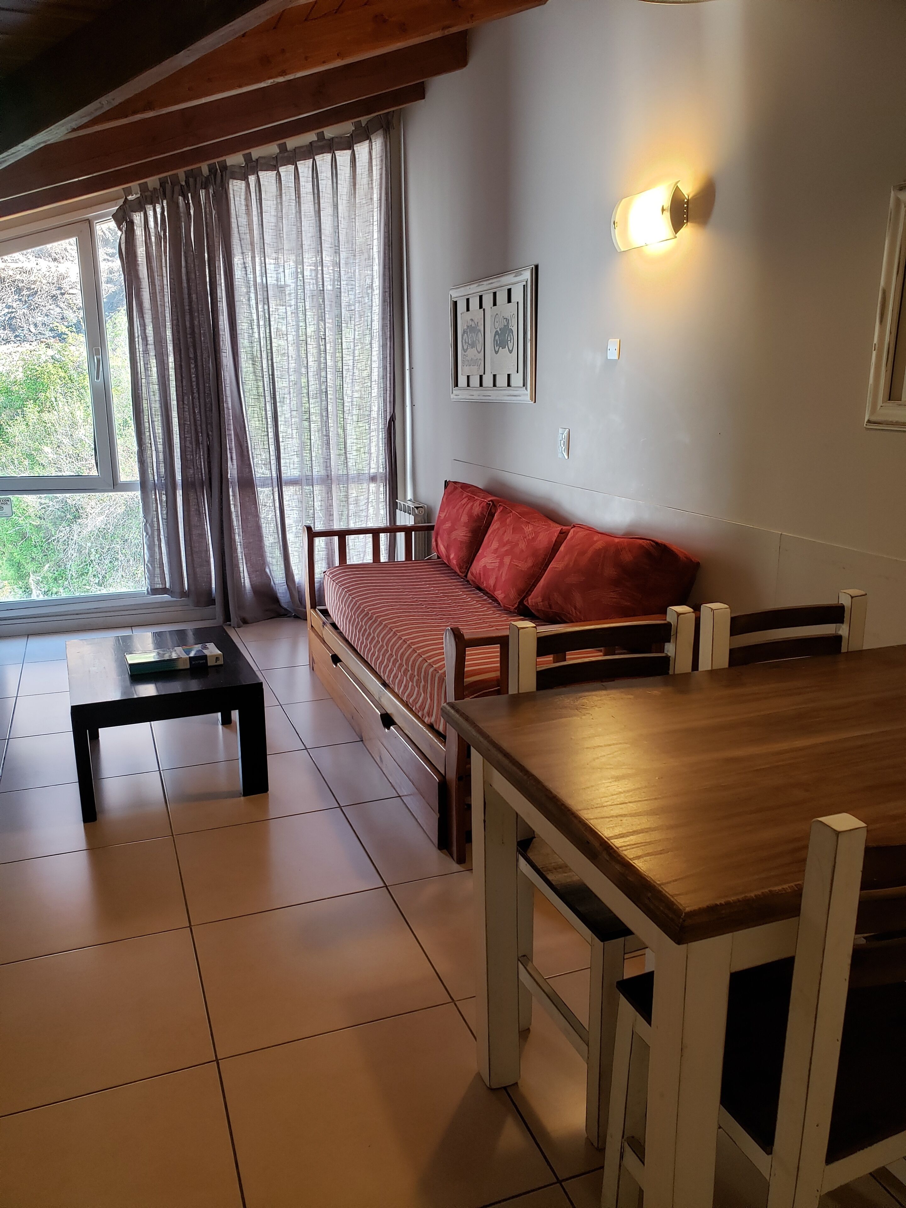 Appartement Duplex | Coin séjour | Télévision LED, lecteur de DVD