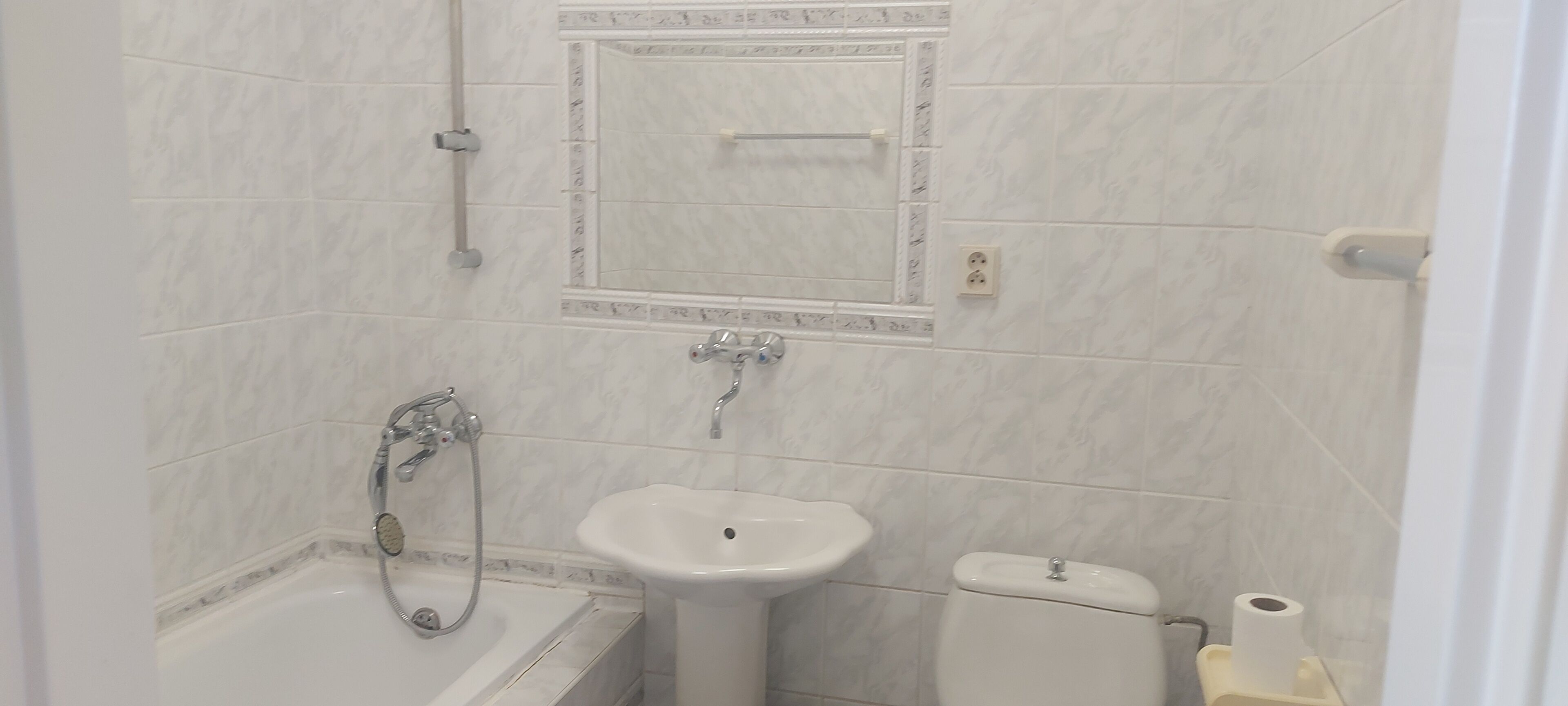 Un baño con bañera, lavabo, inodoro y ducha.
