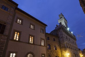 Un edificio histórico con varias ventanas y una torre.