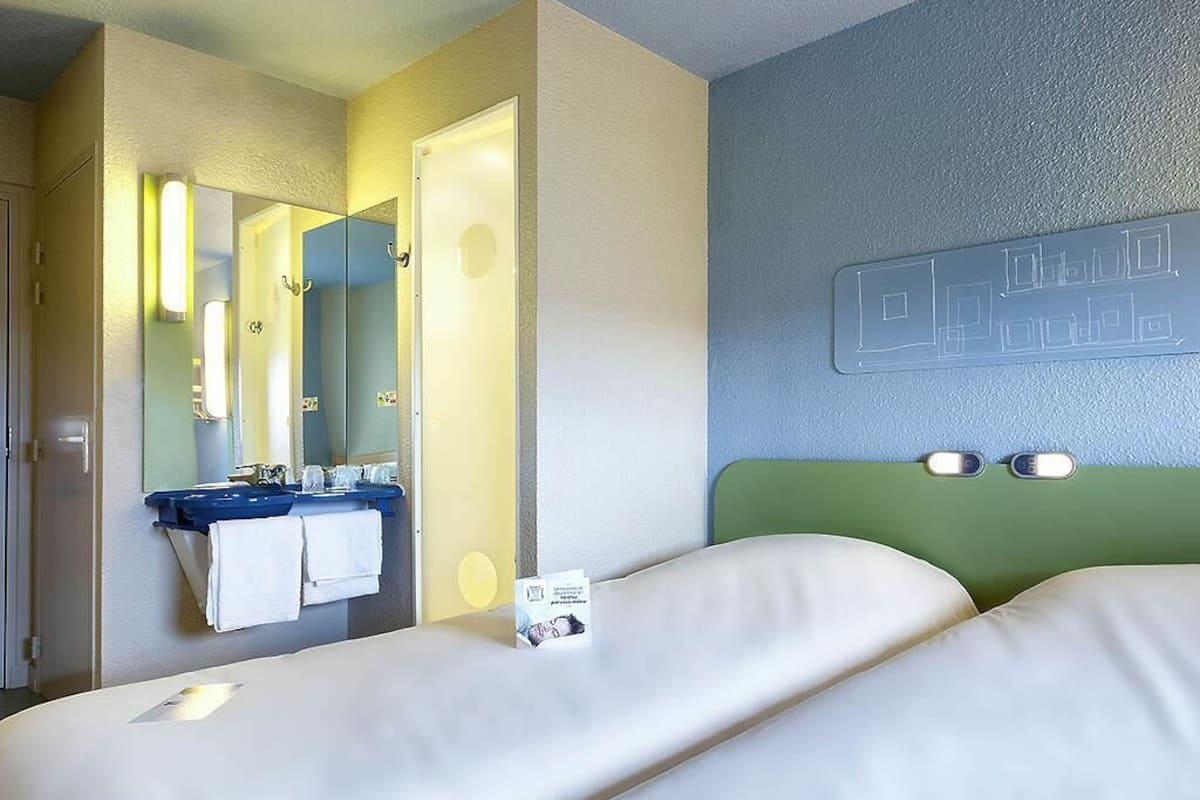 Habitación con 2 camas individuales, 2 camas individuales | Ropa de cama de alta calidad, camas con pillow-top y escritorio