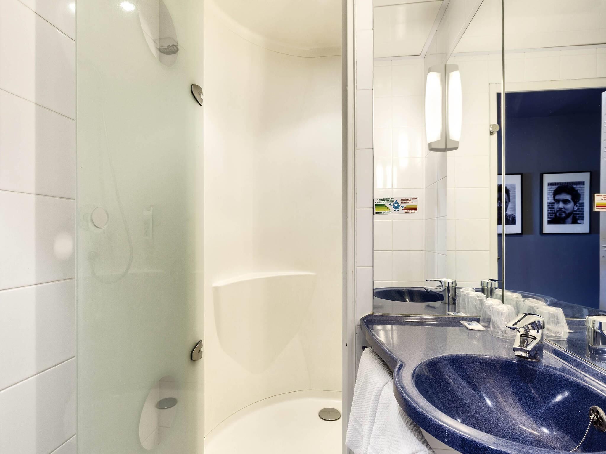 triple room, multiple beds | premium bedding, pillow-top beds, desk, soundproofing