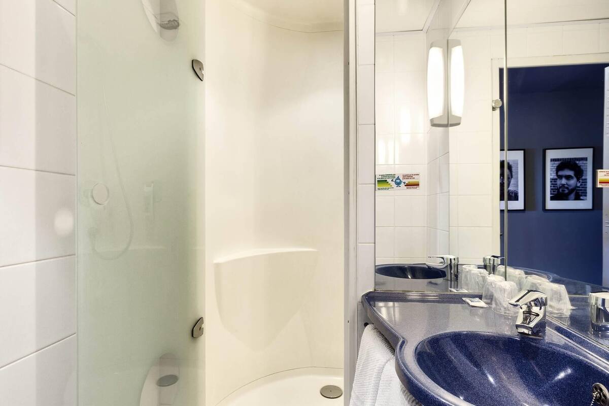 triple room, multiple beds | premium bedding, pillow-top beds, desk, soundproofing