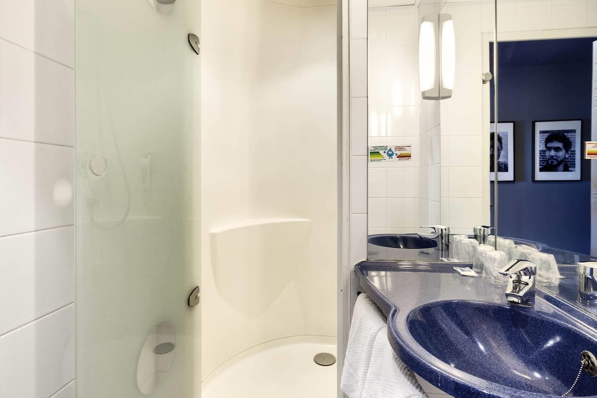 Chambre Triple, plusieurs lits | Literie de qualité supérieure, surmatelas, bureau, chambres insonorisées