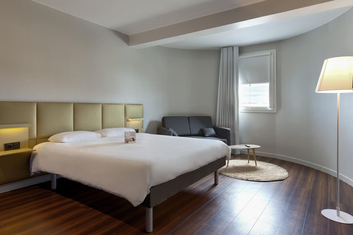 family room (4 people) | premium bedding, pillow-top beds, desk, soundproofing