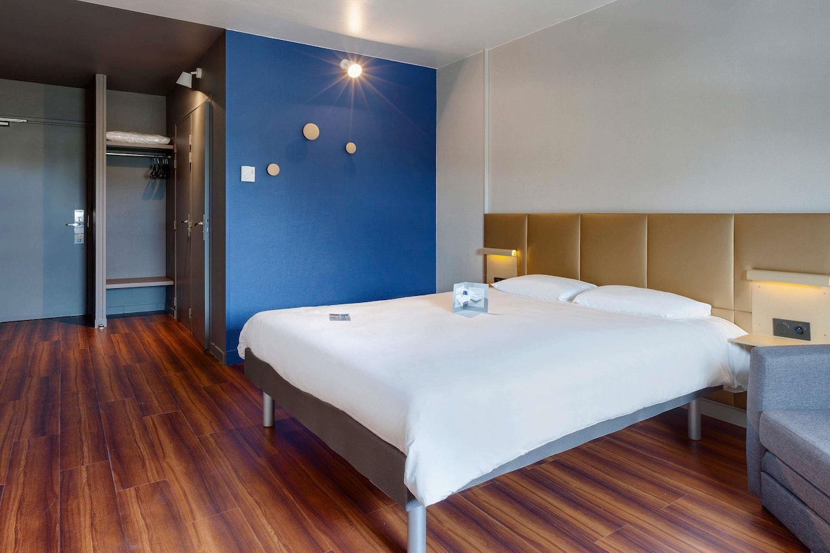 Ropa de cama de alta calidad, colchones con pillow-top y escritorio