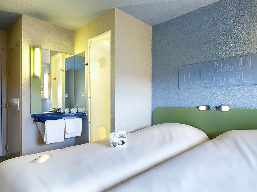 Habitación con 2 camas individuales, 2 camas individuales | Ropa de cama de alta calidad y colchones con acolchado adicional