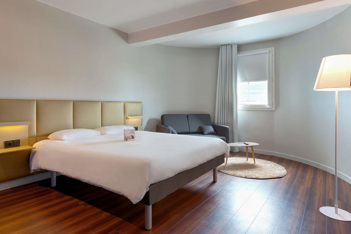 Chambre Familiale (4 people) | Literie de qualité supérieure, surmatelas, bureau, chambres insonorisées