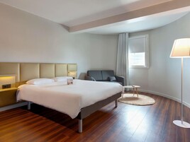 Family Room (4 people) | Premium bedding, pillowtop beds, desk, soundproofing