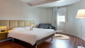 Luxe beddengoed, pillowtop-bedden, een bureau, geluiddichte muren