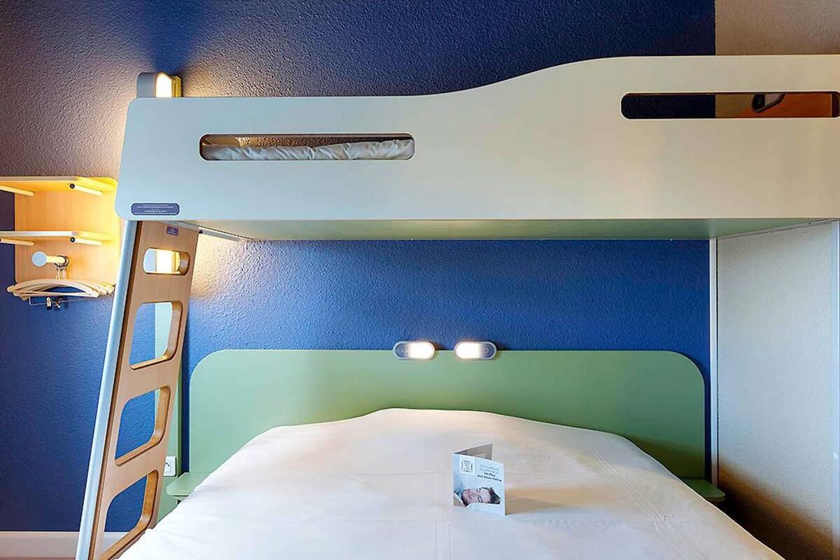 Triple Room, Multiple Beds | Premium bedding, pillowtop beds, desk, soundproofing