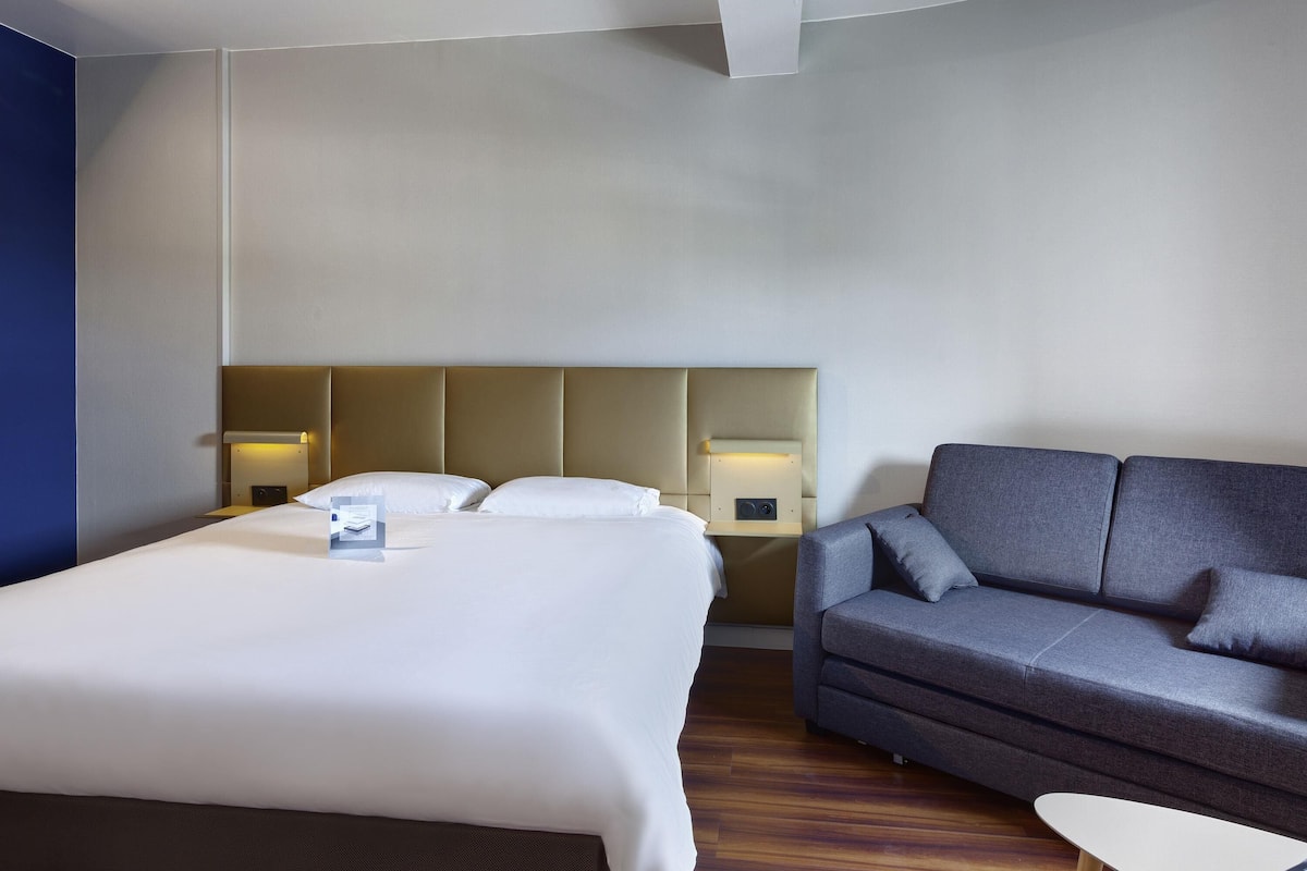 Ropa de cama de alta calidad, camas con pillow-top y escritorio