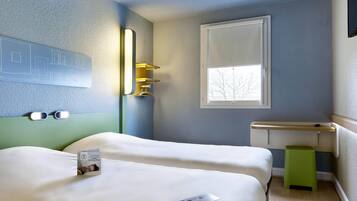 Habitación con 2 camas individuales, 2 camas individuales | Ropa de cama de alta calidad, camas con pillow-top y escritorio